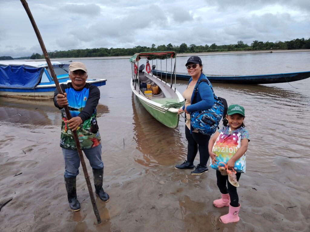 José Bolívar and family waiting on the banks of the Rio Putumayo.