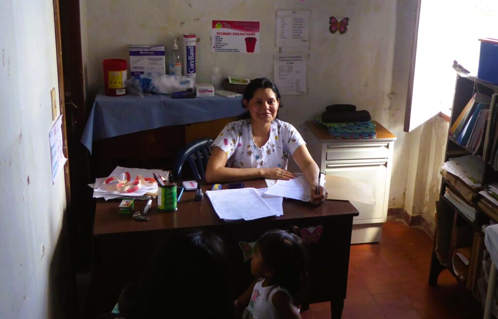 VVaccinator in El Encanto, Amazon region of Colombia. Immunization coverage for measles is 93% according to WHO statistics, thanks to teams deployed to remote areas. Photo: S Hide.