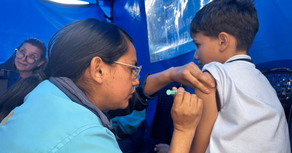 Vaccinator at work in Bogotá last week. Photo: courtesy Secretaria de Salud Bogotá.