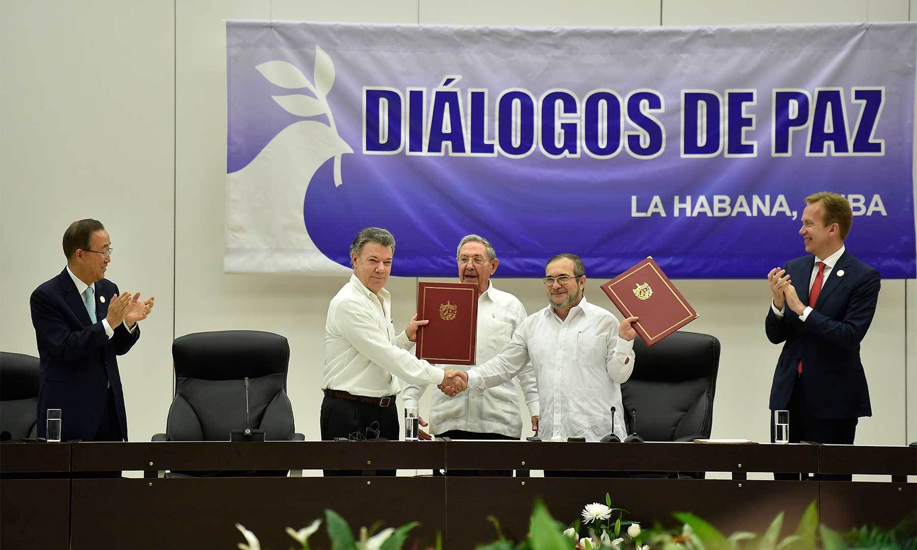 El Presidente Juan Manuel Santos y Rodrigo Londoño, jefe de las Farc, acompañados por el Presidente de Cuba, Raúl Castro, exhiben el Acuerdo para el Cese al Fuego y de Hostilidades Bilateral y Definitivo y la Dejación de las Armas.