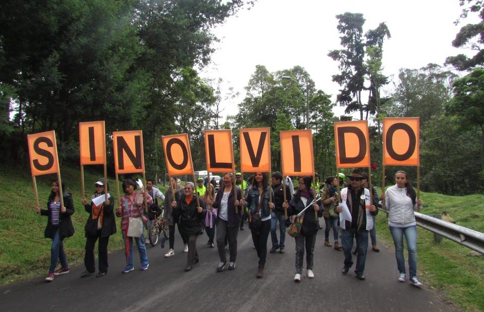 Four years on and people carry red roses and signs in memory of Rosa Elvira, who was murdered behind Parque Nacional – her family are still seeking justice.