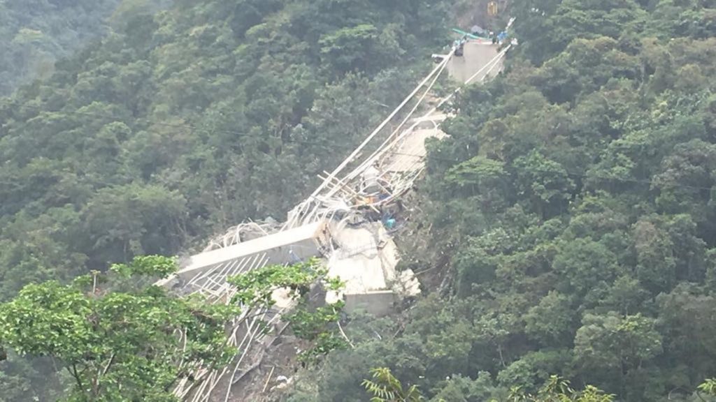 Ten die in tragic bridge collapse