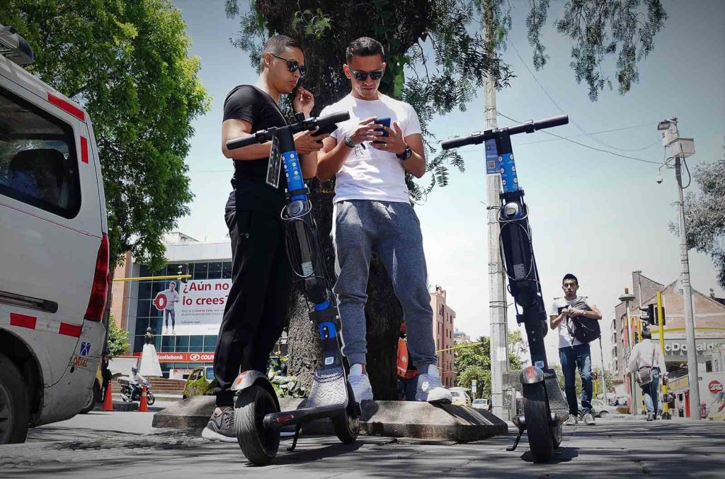 Bogotá scooters: Two visitors from Pereira prepare to get a-scootin'