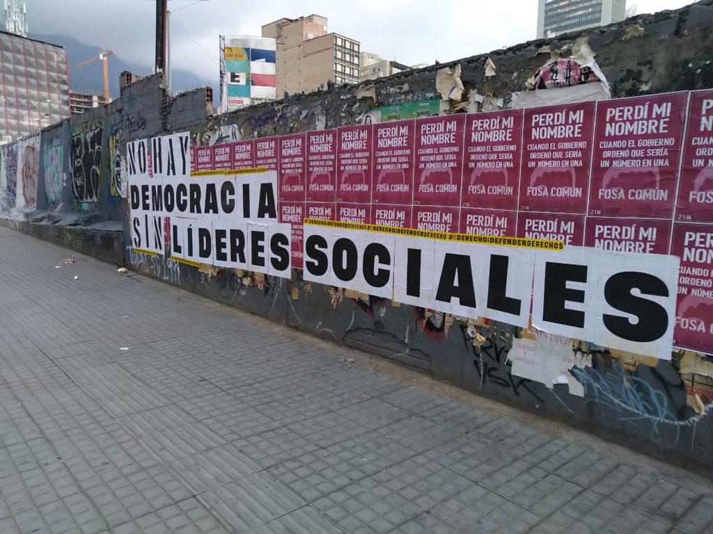 A clear message left by activists in the center of the Colombian capital showing solidarity with social leaders. 