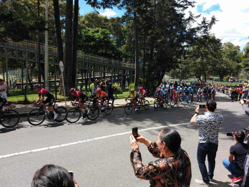 The peloton with Team Ineos up front racing through Parque Nacional in Bogotá, it wasn't enough to shake off Sergio Higuita.  