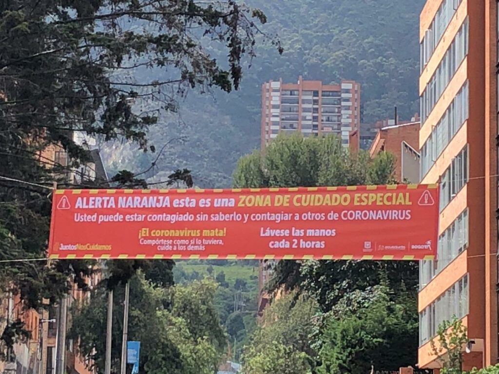 The banners showing that Chapinero (Séptima with Calle 62) is on orange alert were up this  morning. Photo Otto Berchem