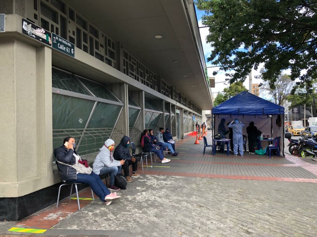 Get a coronavirus test in Bogotá, the location in front of the Carulla on the 63 with séptima. Photo: Otto Berchem