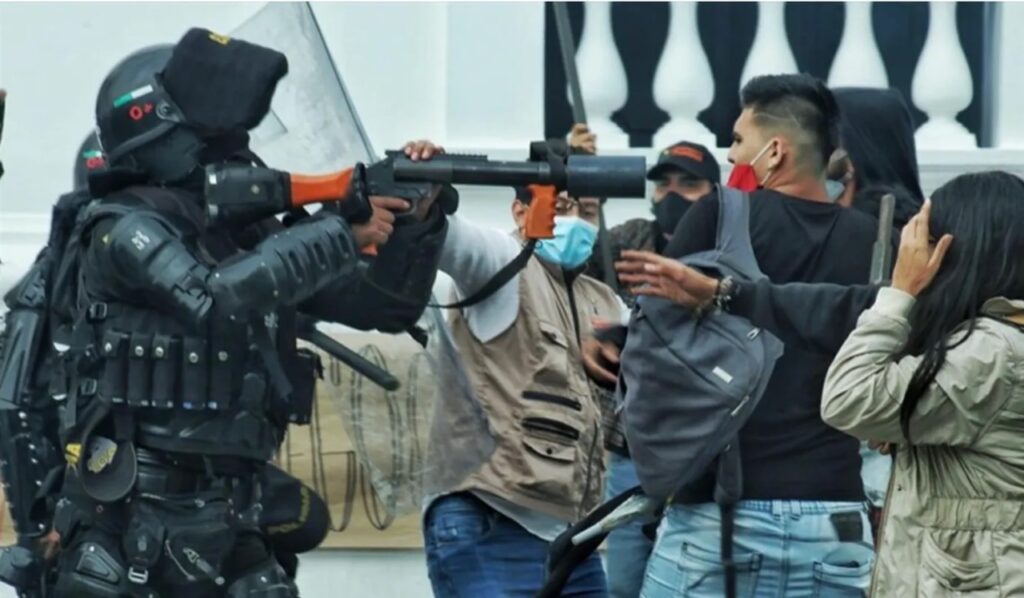 Cali protests: ESMAD riot police are accused of police brutality. Photo: CRIC