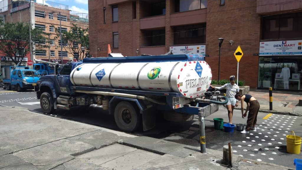 Acueducto is sending water trucks through the streets to provide people with water. Photo: Oli Pritchard