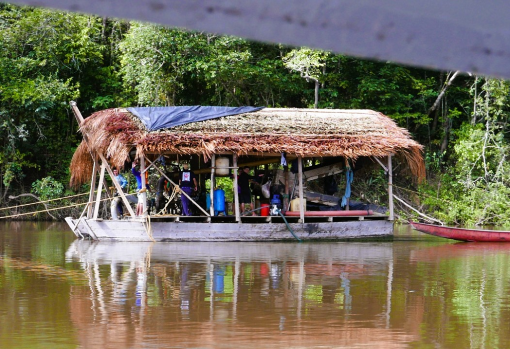 Illegal gold dredger in Rio Inirida, Guiania. Photo: Steve Hide