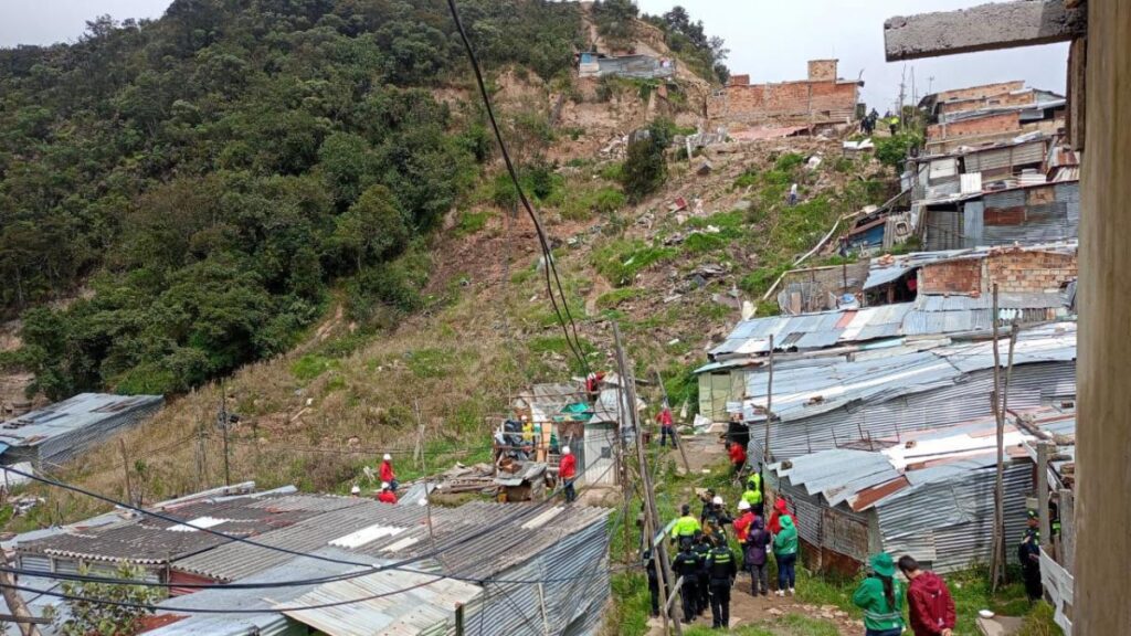 City council workers clearing illegal invasions in Parque Entrenubes, in the south of the city, to reclaim green spaces for the city. Photo:  Mayor's Office