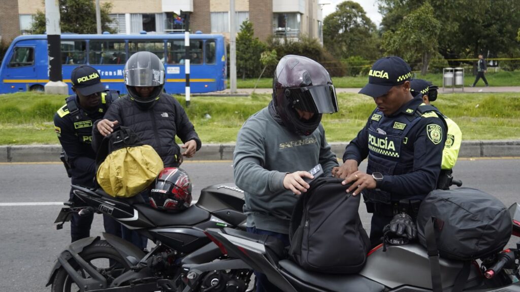 Police hunting suspected gang members on the streets of Bogotá. Photo Secretaría de Seguridad.