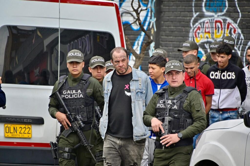 Anti-extortion police arrest a suspected member of las Satanás crime gang. Photo. Sec. de Seguridad.