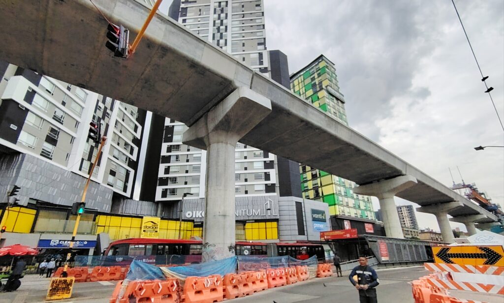 Line 1 of Bogotá's long-awaited Metro rises above Avenida Caracas. Photo: S Hide.