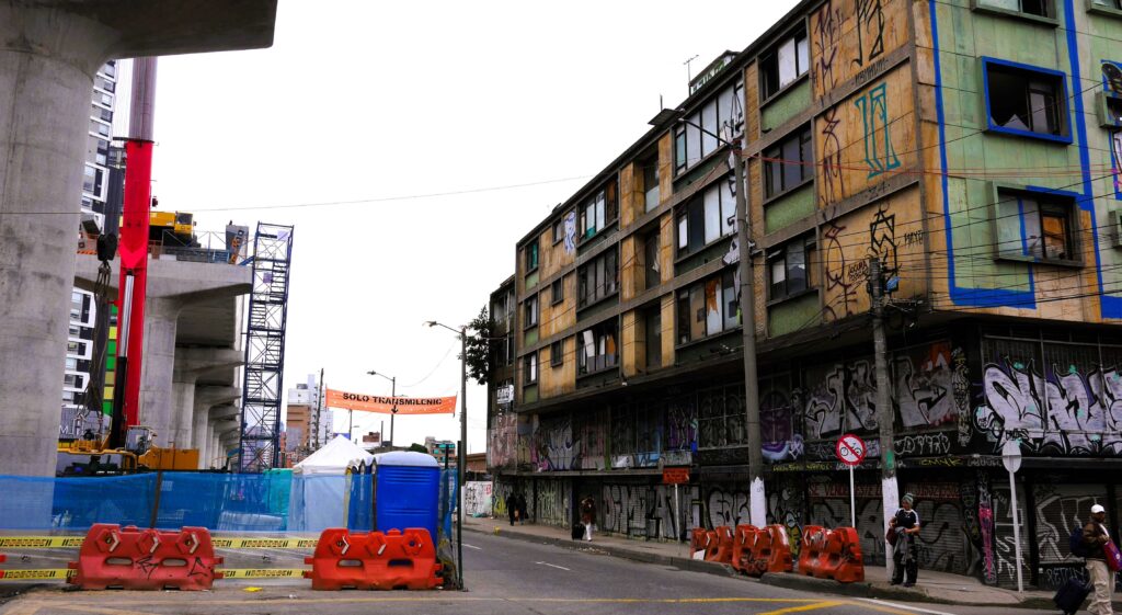 Avenida Caracas degenerated before the Metro construction, but the work sites have added to the feeling of abandonment and attracted criminals, according to residents in the area. Photo: S Hide.