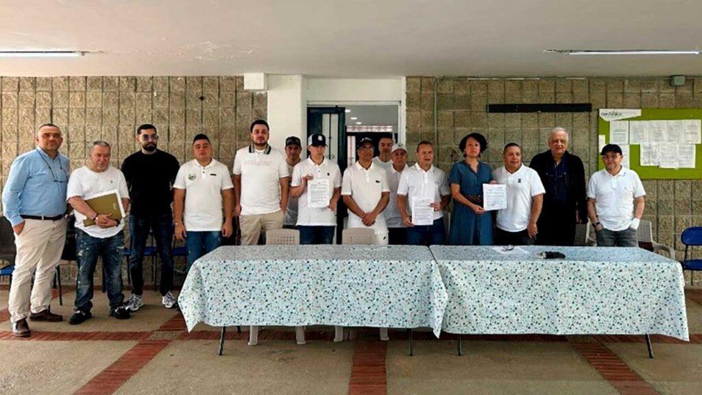 Senator Isabel Zuleta with crime bosses in Itagüí Prison. Photo: Paz Urbana