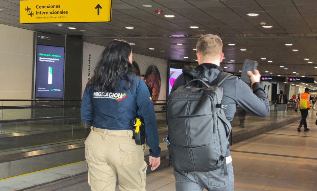 Immigration officers have powers to interrogate, detain and return travelers they suspect of bad plans. Photo: Migración Colombia.