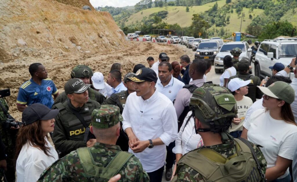 Cauca governor Octavio Guzmán visiting the scent of the explosion this weekend. Photo: Social Media