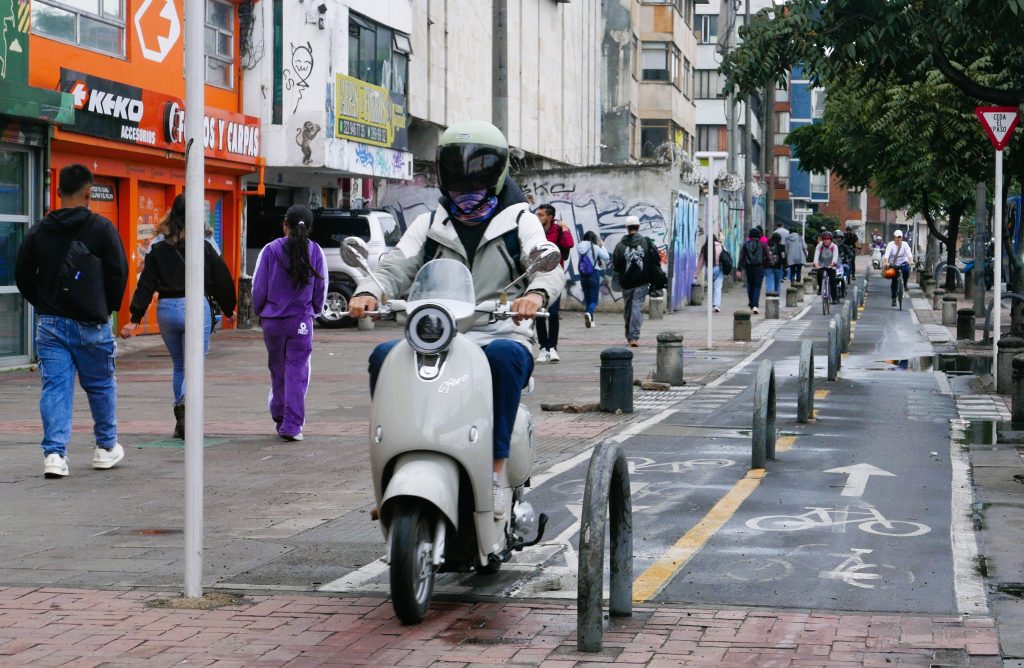 E-motos like this are currently banned from Bogotá's cycle paths. New rules could make enforcement easier. Photo: S.Hide.
