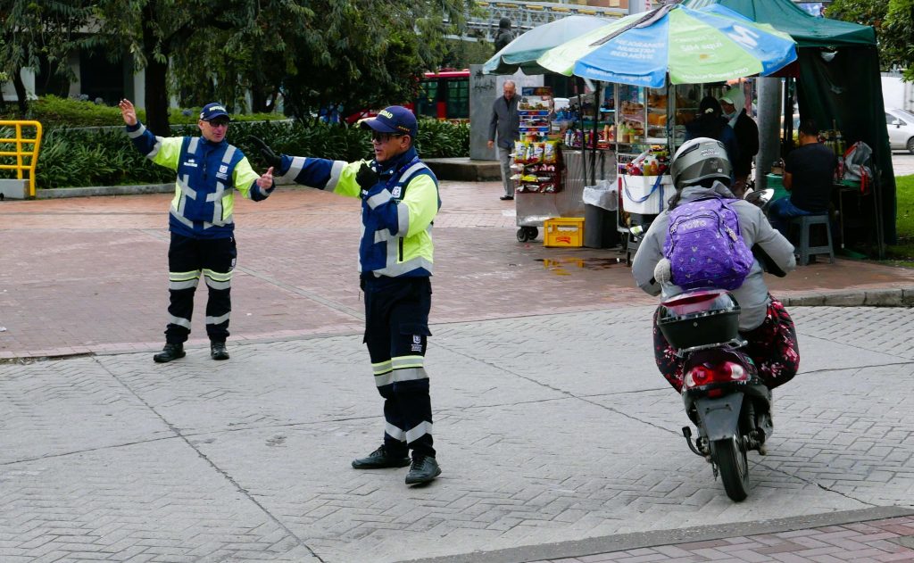 
Bogotá transit guides can advise users to respect cycle path rules, but have no power to enforce. Photo: S. Hide.