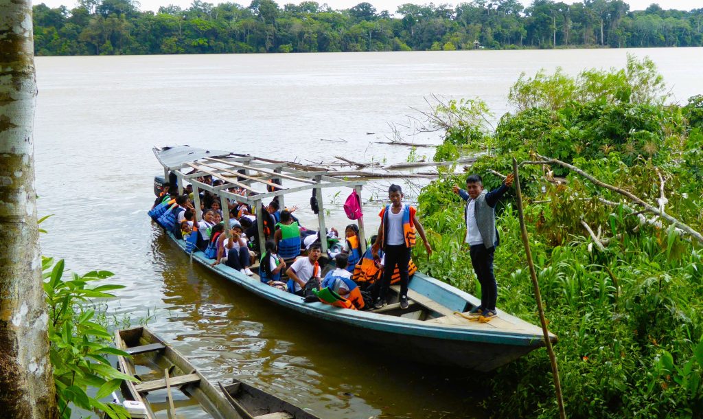 School students on the Rio Caquetá, in Colombia's Amazon region. Armed groups forcibly recruit in this zone. Photo: Steve Hide